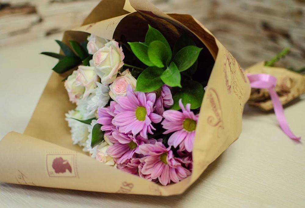 Букет улыбка в Ак-Довураке Букет цветов из: Розы и Хризантемы в Ак-Довураке