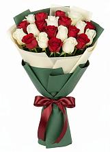 Букет Микс из красных и белых роз в Ак-Довураке