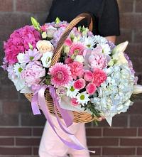 Композиция солнечный день в Ак-Довураке Цветочная композиция из Розы, Хризантемы, Пионы и Лизиантусы в корзине в Ак-Довураке