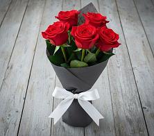 Букет 5 Красных роз Эдлесс Лав в Ак-Довураке