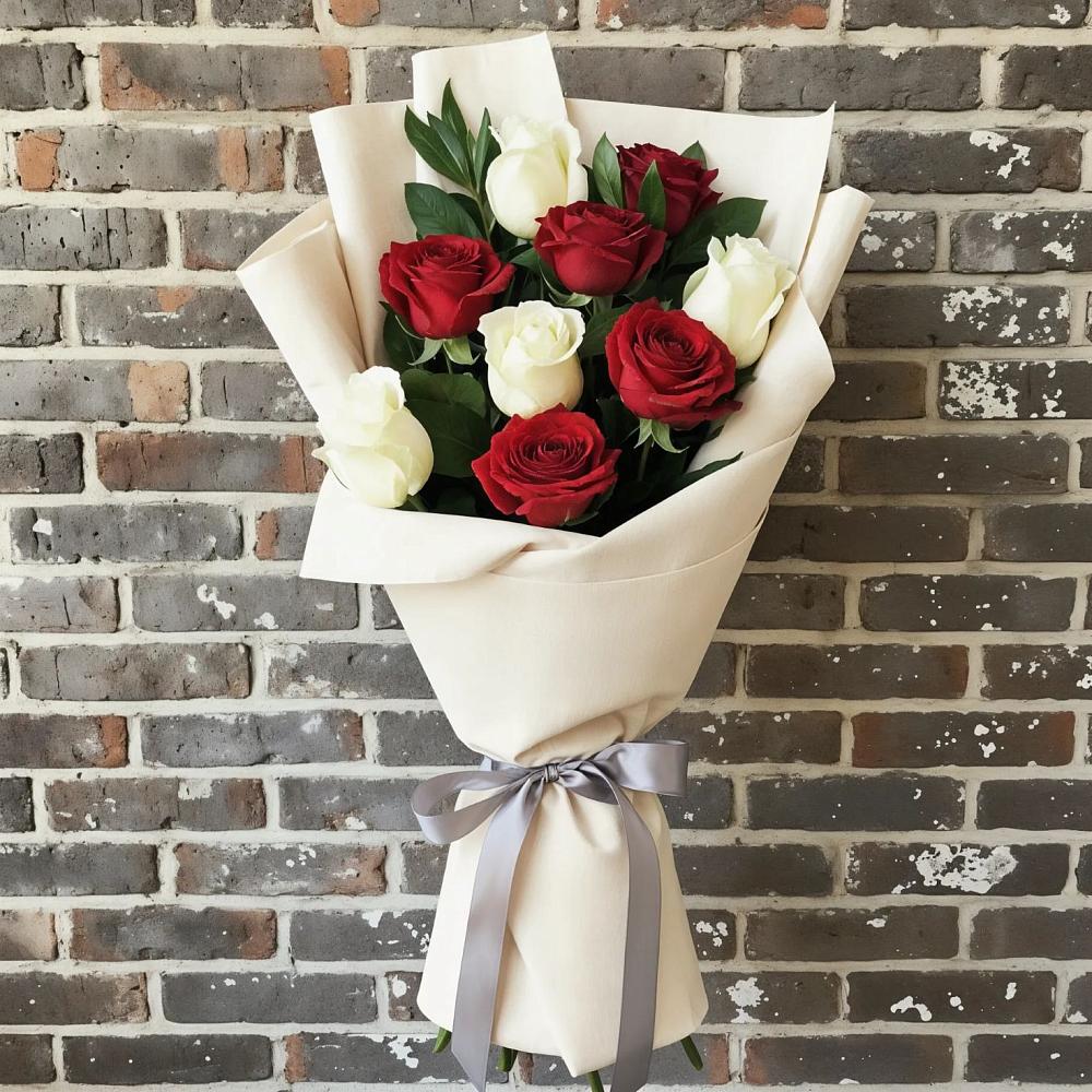 Букет красно-белые розы в Ак-Довураке Букет цветов из: Розы в Ак-Довураке